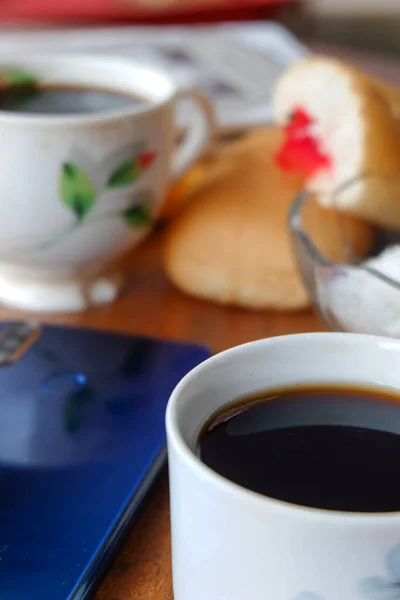 Kahve Çay Renkli Içecekler Ahşap Masadaki Akıllı Telefonların Fotoğrafı — Stok fotoğraf