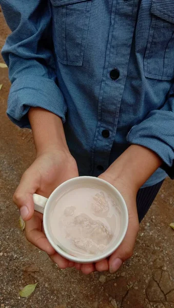 赤い豆乳で満たされたカップを持つ者の写真 — ストック写真