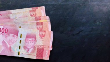 Kırmızı fotoğraf 100 bin nakit para, Endonezya devlet para birimi.