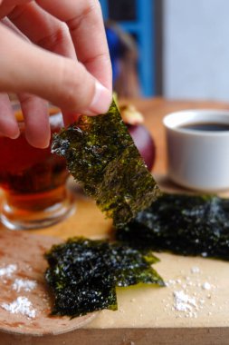 Doğranmış deniz yosununun, bir fincan kahvenin ve mangosonlunun fotoğrafı. İçkinin anlamını gösteren bir fotoğraf.