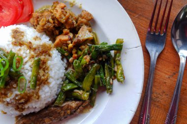 Geleneksel uzun fasulye sebze yemekleri ve bazı mezeler.