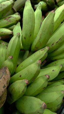 Yeşil muzların yakın plan fotoğrafı, hala yeşil olan muzların fotoğrafı.