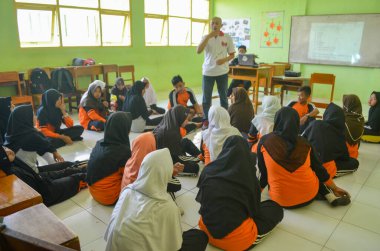 Gençlik Kızılhaç 'ına katılan ve ilk yardımı uygulayan öğrencilerin fotoğrafı