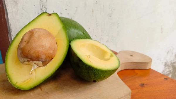 Foto Einer Avocado Die Mit Einem Holztisch Geteilt Wurde — Stockfoto