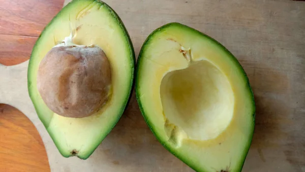 Foto Aguacate Que Partido Con Una Mesa Madera —  Fotos de Stock