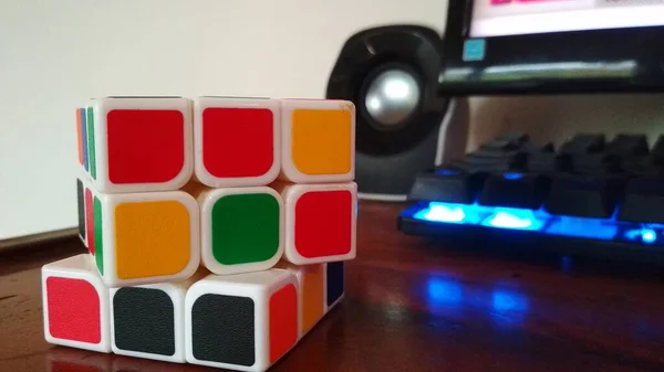 Color Foto Rubik Con Fondo Brillante Teclado —  Fotos de Stock