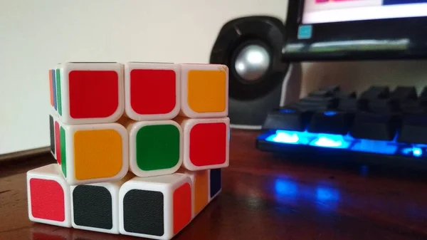 Kleur Rubik Foto Met Gloeiende Toetsenbord Achtergrond — Stockfoto