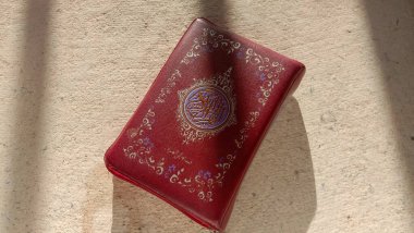 Kuran 'ın fotoğrafları ve dua boncukları. Bu fotoğraflar, blogları ya da İslam' la ilgili içeriği olanlar için mükemmel.