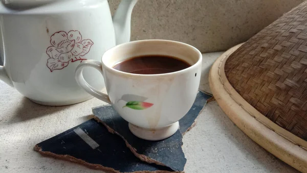 セラミックベース素材を使用し 伝統的なテーマを持つコーヒーとマグカップの写真 — ストック写真