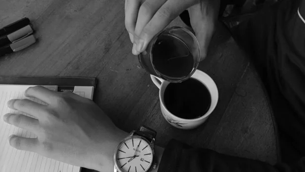 Foto Einer Person Die Eine Tasse Schwarzen Kaffee Auf Einem — Stockfoto