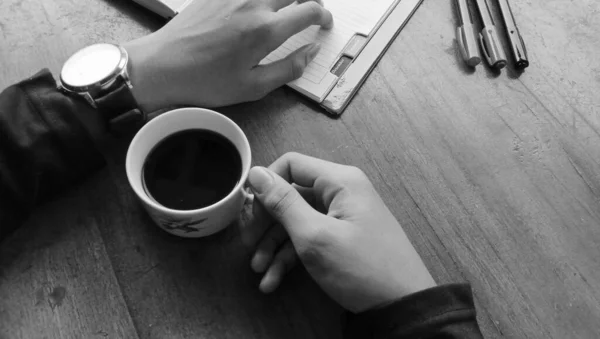 Photo Une Personne Dégustant Une Tasse Café Noir Sur Une — Photo