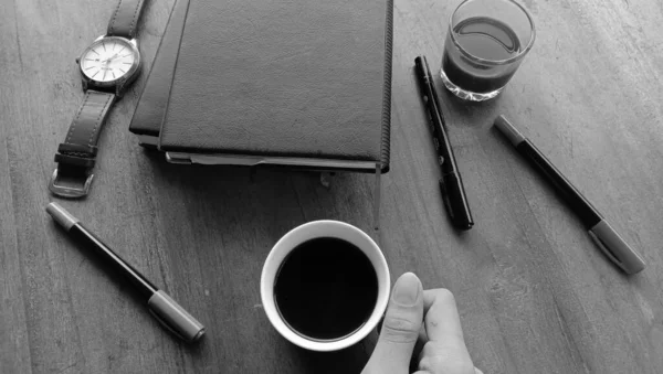 Foto Uma Pessoa Desfrutando Uma Xícara Café Preto Uma Mesa — Fotografia de Stock