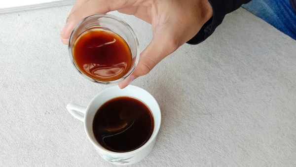 Photo Une Personne Dégustant Une Tasse Café Noir Sur Une — Photo