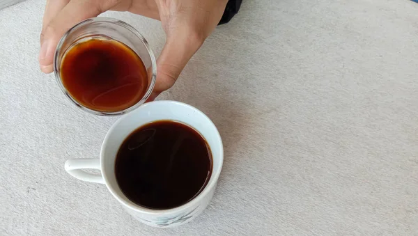 Photo Une Personne Dégustant Une Tasse Café Noir Sur Une — Photo