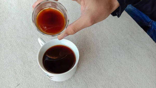 Foto Uma Pessoa Desfrutando Uma Xícara Café Preto Uma Mesa — Fotografia de Stock