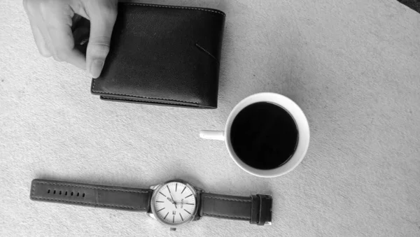 Zdjęcie Skórzanego Portfela Czarnej Kawy Zegarka Białym Tle — Zdjęcie stockowe
