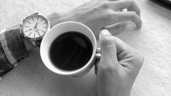 Фото Человека Наслаждающегося Чашкой Черного Кофе Деревянном Столе — стоковое фото