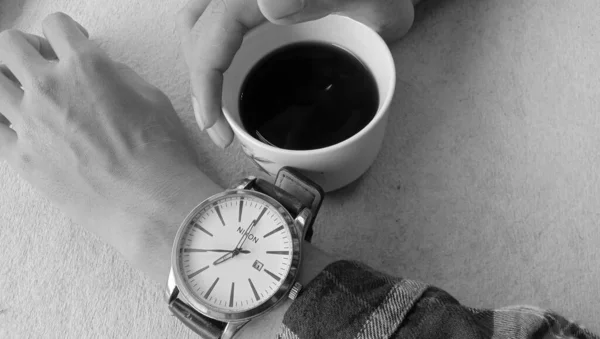 Fénykép Egy Személy Élvezi Egy Csésze Fekete Kávé Egy Asztalon — Stock Fotó