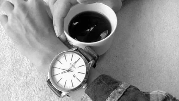 Foto Una Persona Disfrutando Una Taza Café Negro Una Mesa —  Fotos de Stock