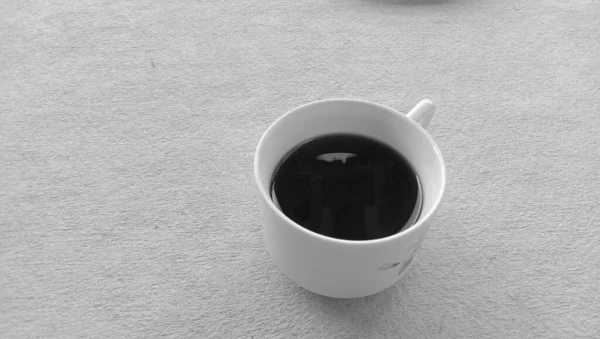 Photo Tasse Café Noire Dans Une Tasse Blanche Sur Fond — Photo