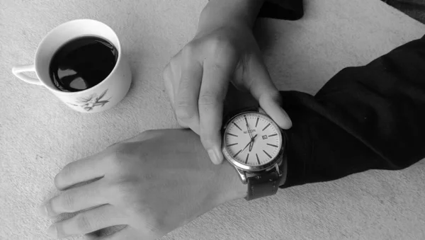 Foto Eines Asiatischen Mannes Mit Einer Uhr Und Einer Tasse — Stockfoto