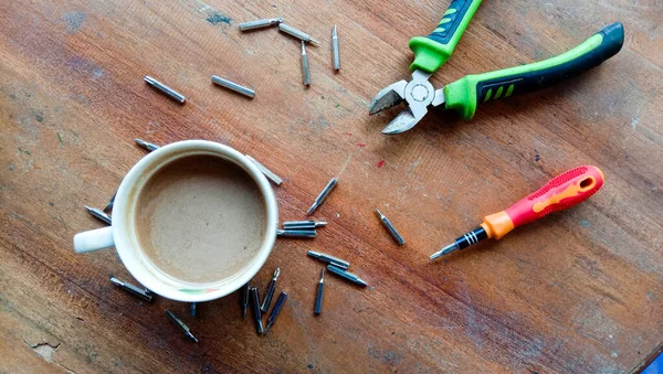 Een Foto Van Een Kopje Koffie Met Melk Wat Gereedschap — Stockfoto