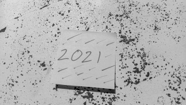 Duvara yapıştırılmış bir notta 