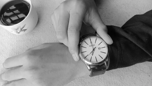 Asyalı Bir Adamın Elinde Bir Saat Bardakta Bir Fincan Sade — Stok fotoğraf