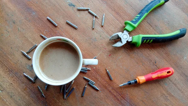 Een Foto Van Een Kopje Koffie Met Melk Wat Gereedschap — Stockfoto