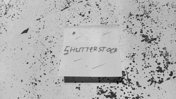 壁に貼り付けられたノートに Shutterstock という言葉でテキスト — ストック写真