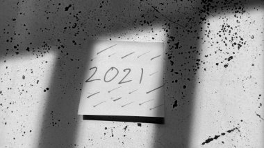 Duvara yapıştırılmış bir notta 