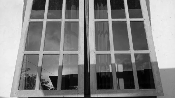 家の窓の白黒写真 — ストック写真