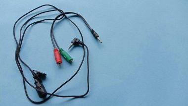 Akıllı telefon ya da dizüstü bilgisayara bağlı kablolu harici mikrofonun fotoğrafı