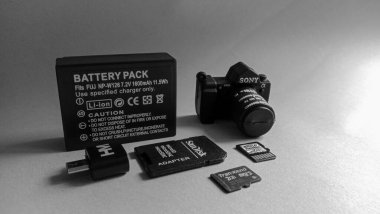 Wadaslintang, 24 Şubat 2021, Fotoğraf hafıza kartı, fare, flash disk, kamera aküsü, siyah hafıza kartı, fare, flaş, kamera aküsü, SD kart siyah