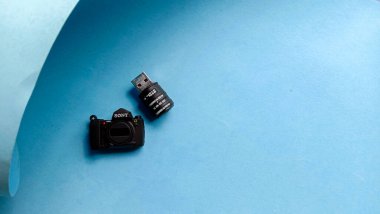 Flaş diskin fotoğrafı ve mavi arkaplan kapağı, elektronik cihazın fotoğrafı