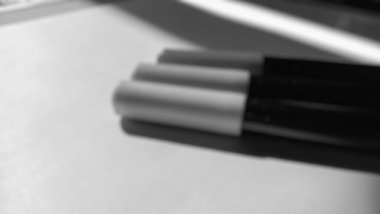 Kalemlerin bulanık bir fotoğrafı bir kağıt parçasına dizilmiş.