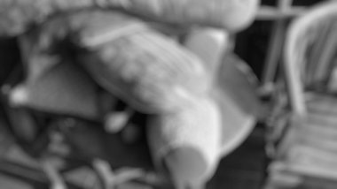 Masanın önüne kuruyan yastık ve takviyelerin bulanık bir fotoğrafı konur.