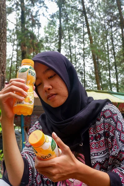 Lutego 2020 Kobieta Trzymająca Napój Smaku Pomarańczowym Sosnowym Lesie Wadaslintang — Zdjęcie stockowe
