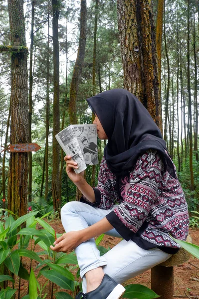 Oktober 2020 Eine Asiatische Frau Liest Einen Comic Einem Kiefernwald — Stockfoto