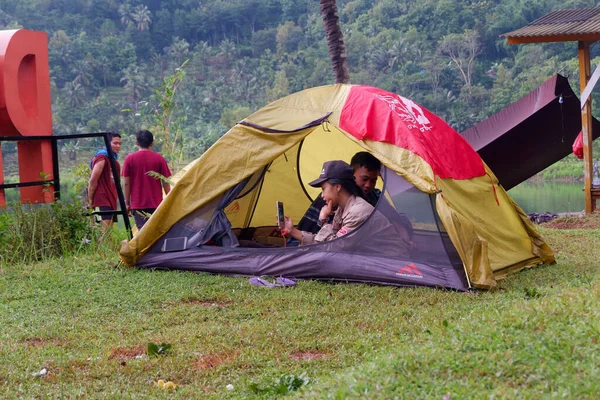 September 2020 Group Young Asian People Camping Reservoir Look Happy — Φωτογραφία Αρχείου