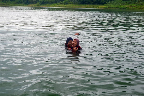 April 2020 Several Asian Youths Swimming Freely Reservoir Wadaslintang Wonosobo — Stockfoto