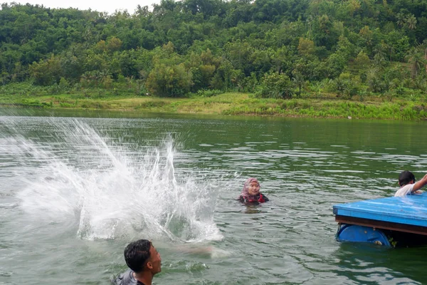April 2020 Several Asian Youths Swimming Freely Reservoir Wadaslintang Wonosobo — Foto de Stock