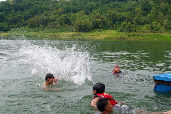 April 2020 Several Asian Youths Swimming Freely Reservoir Wadaslintang Wonosobo — Stockfoto