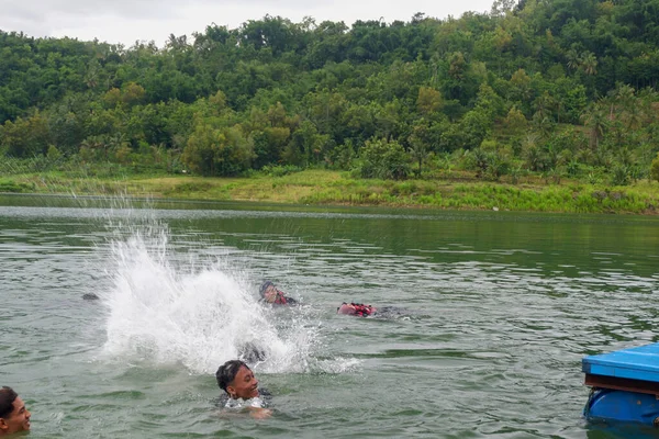 April 2020 Several Asian Youths Swimming Freely Reservoir Wadaslintang Wonosobo — Foto de Stock