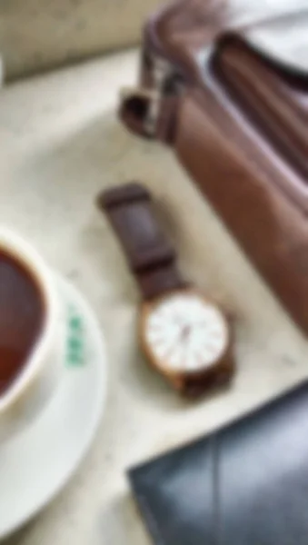 男人的产品有手表 皮夹和皮包 还有一杯咖啡 平铺着男人的照片 — 图库照片