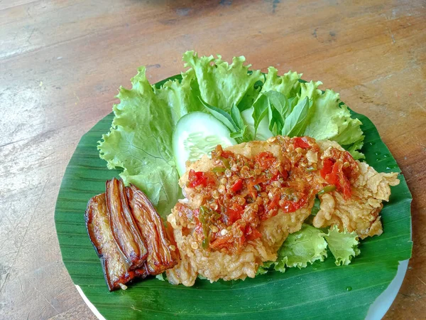 Foto Pollo Crujiente Harina Con Tema Tradicional Una Hoja Plátano — Foto de Stock