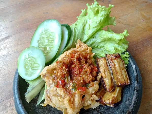 Foto Ayam Tepung Renyah Dengan Tema Tradisional Pada Daun Pisang — Stok Foto