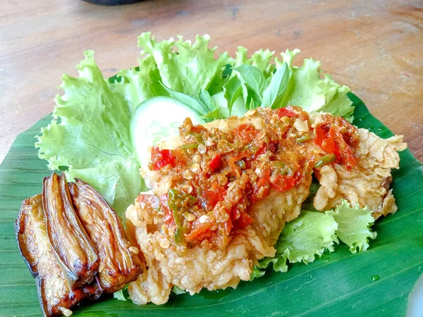 Foto Ayam Tepung Renyah Dengan Tema Tradisional Pada Daun Pisang — Stok Foto