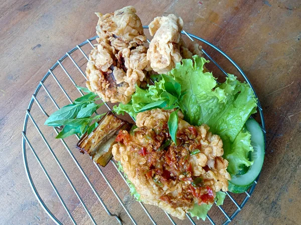 Foto Ayam Tepung Renyah Dengan Tema Tradisional Pada Daun Pisang — Stok Foto