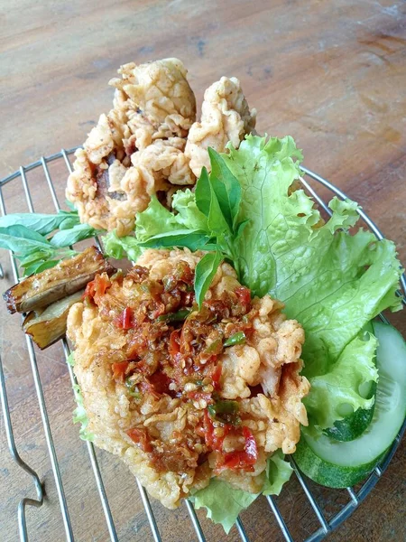 Foto Ayam Tepung Renyah Dengan Tema Tradisional Pada Daun Pisang — Stok Foto